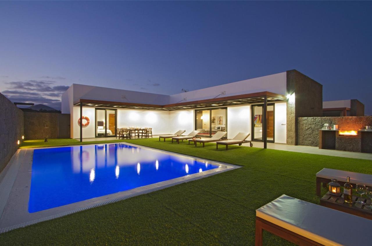 Villa Los Mojones: Luxury Retreat with Heated Pool near Old Town Tias Exterior photo