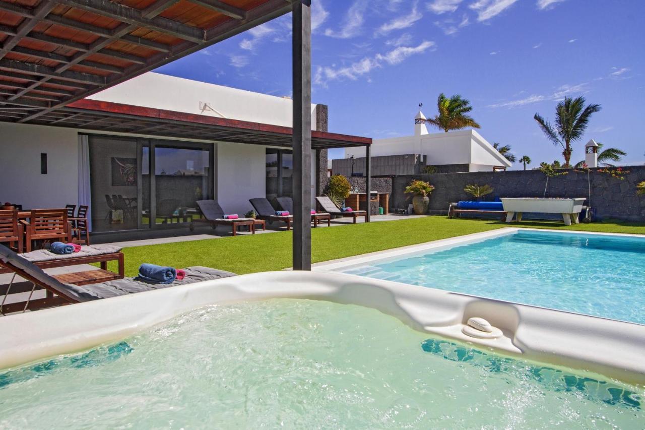 Villa Los Mojones: Luxury Retreat with Heated Pool near Old Town Tias Exterior photo