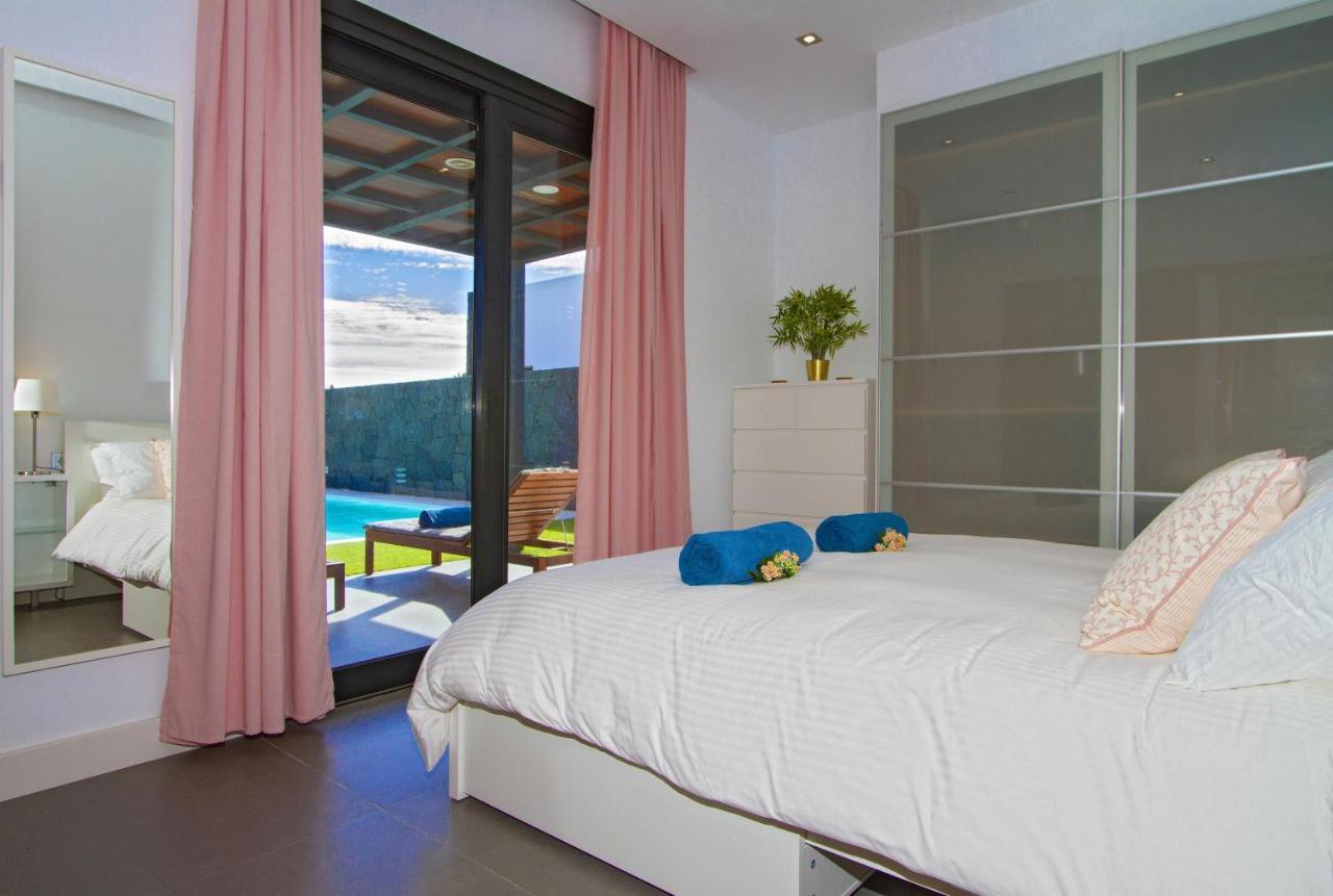 Villa Los Mojones: Luxury Retreat with Heated Pool near Old Town Tias Exterior photo