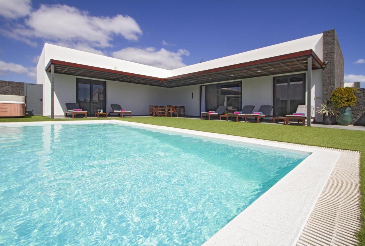 Villa Los Mojones: Luxury Retreat with Heated Pool near Old Town Tias Exterior photo
